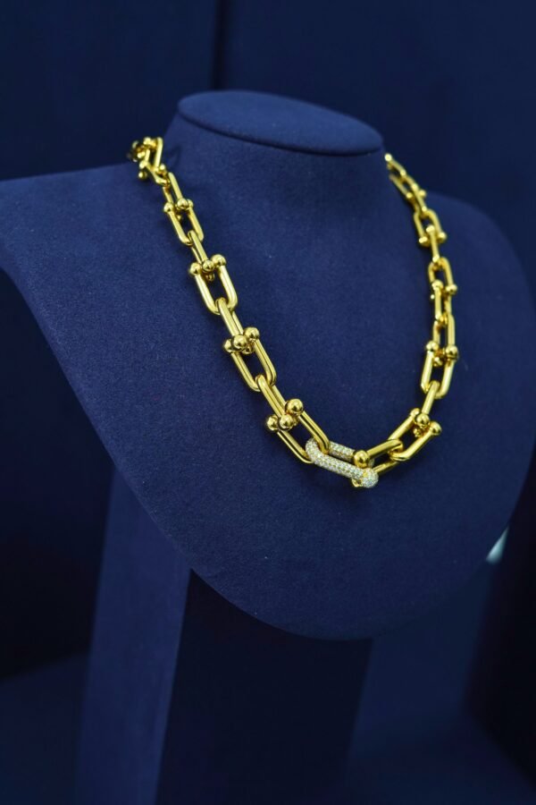 Auréla Bold Link Necklace – 18K Gold with Diamond Accent